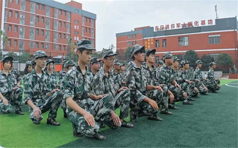 吉安市理工技工學(xué)校2021級新生國防素養(yǎng)教育訓(xùn)練活動