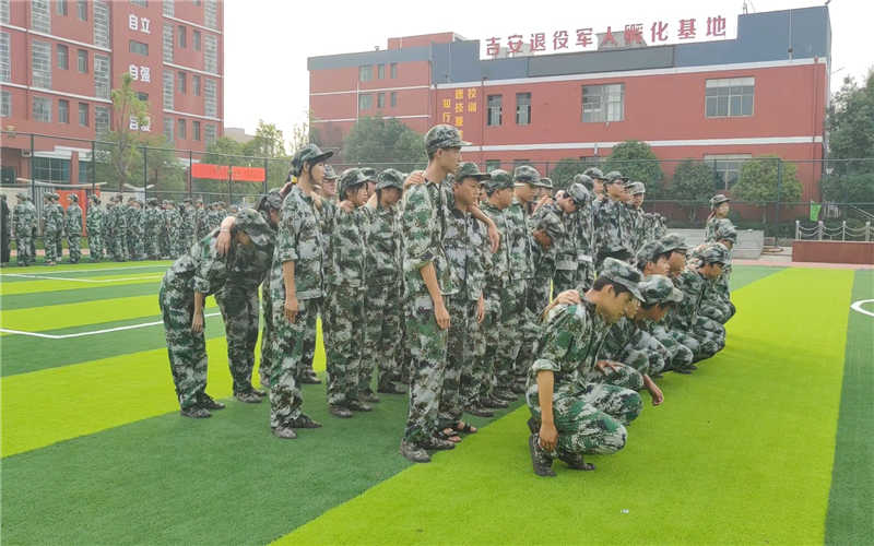 吉安市理工技工學(xué)校2021級新生國防素養(yǎng)教育訓(xùn)練活動