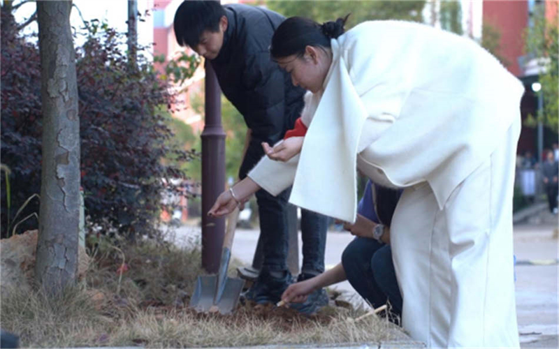 吉安市理工技工學(xué)校團(tuán)委植樹節(jié)栽花活動(dòng)圓滿落